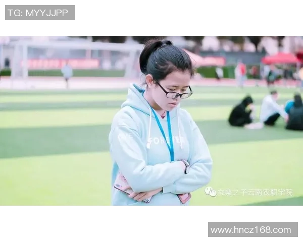 足球场上的霸气女孩与明星头像的完美结合展现青春活力与梦想追逐